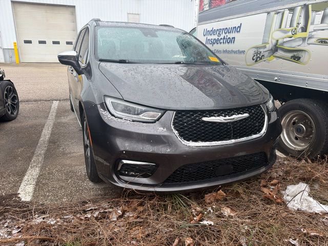 Used 2022 Chrysler Pacifica Limited w/ Uconnect Theater Family Group FWD image 1