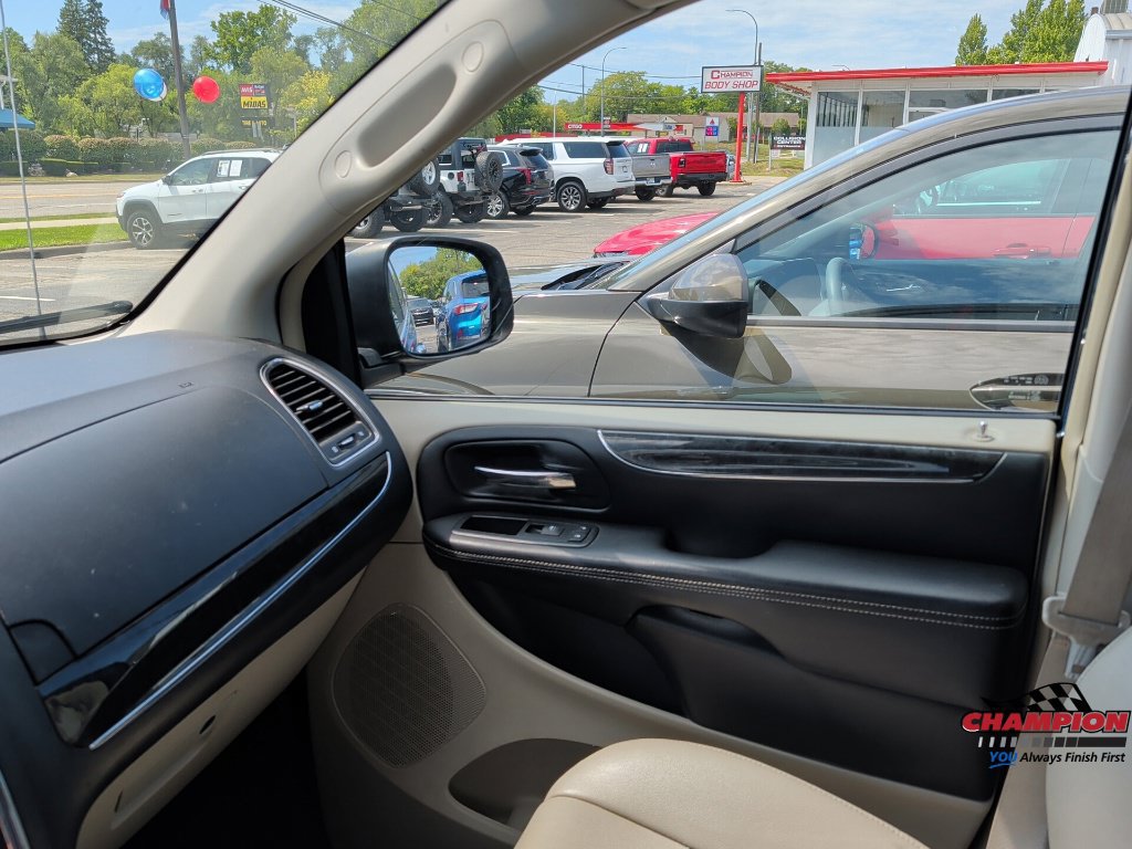 Used 2014 Chrysler Town & Country Touring-L w/ Driver Convenience Group FWD image 21