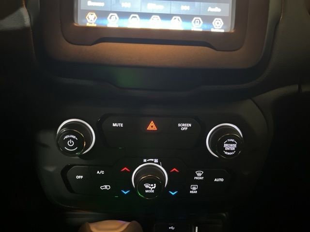 Used 2019 Jeep Renegade Latitude w/ Cold Weather Group image 21