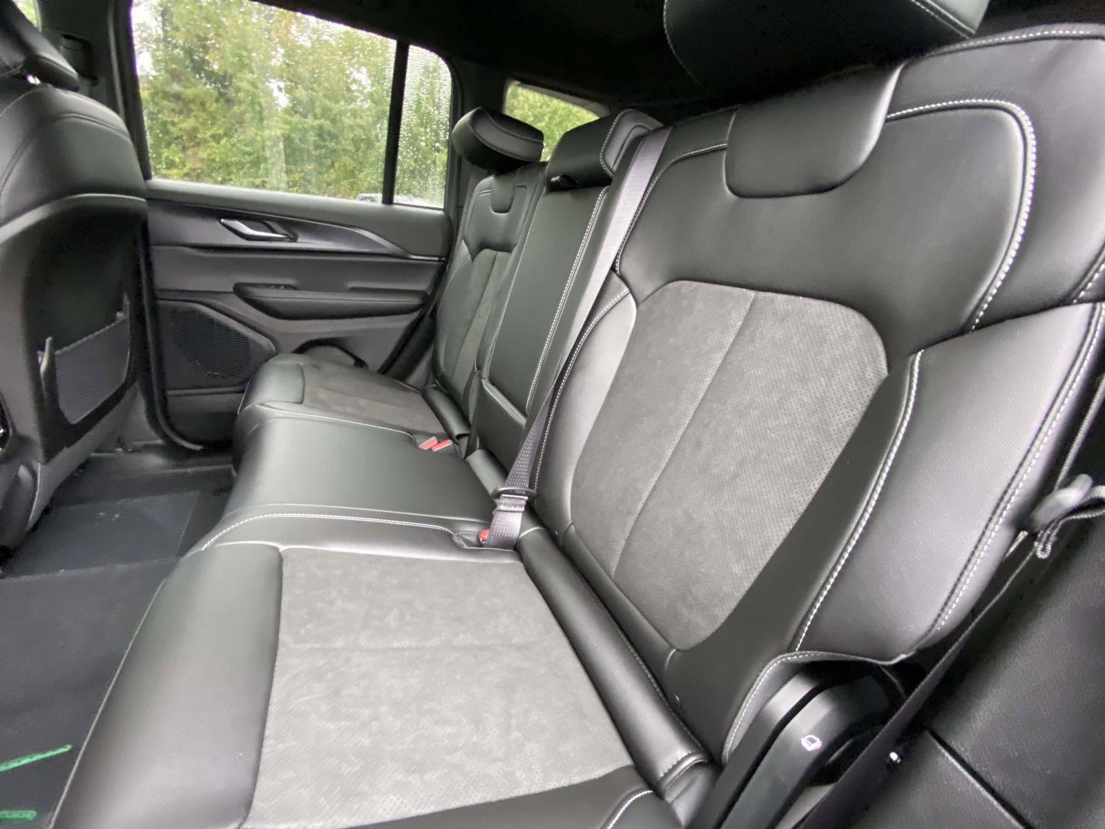 New 2025 Jeep Grand Cherokee Altitude image 13