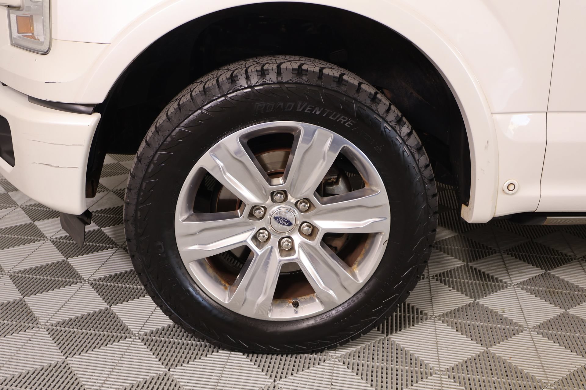 Used 2015 Ford F150 Platinum w/ Equipment Group 701A Luxury AWD/4WD image 19