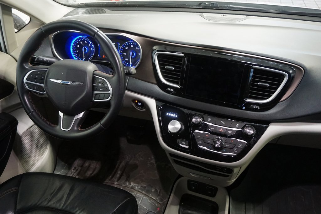 Used 2018 Chrysler Pacifica Touring-L w/ Tire & Wheel Group image 27