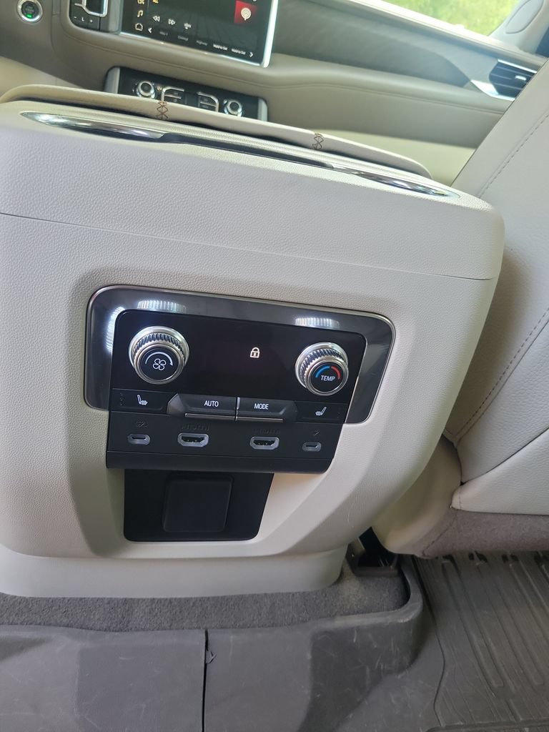 Used 2023 GMC Yukon Denali w/ Denali Reserve Package RWD image 31