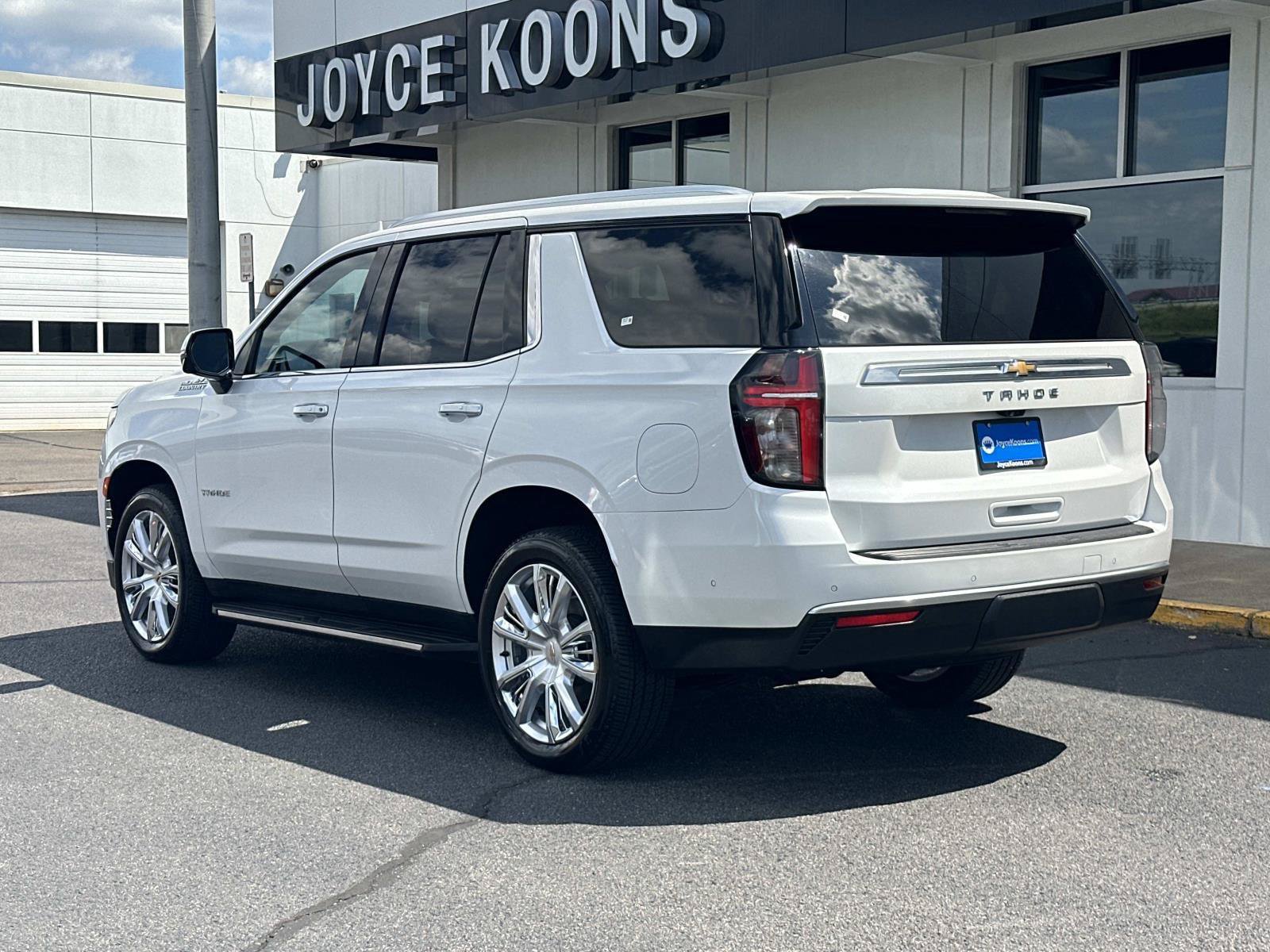 Used 2023 Chevrolet Tahoe High Country w/ Advanced Technology Package AWD/4WD image 3