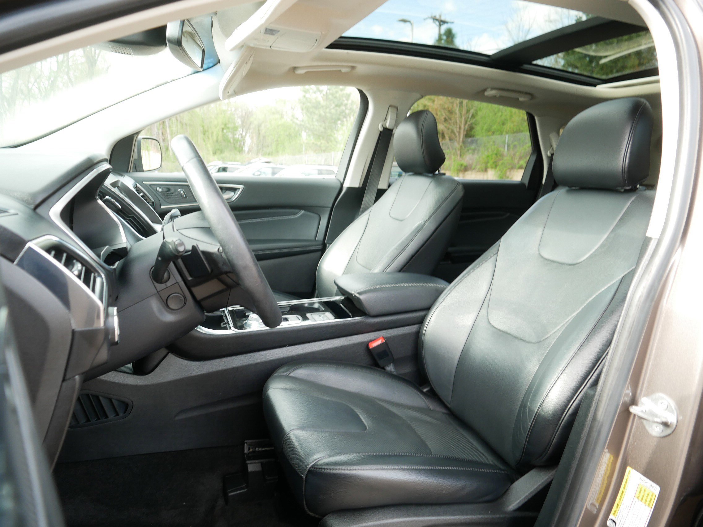 Used 2019 Ford Edge Titanium w/ Equipment Group 301A AWD/4WD image 34