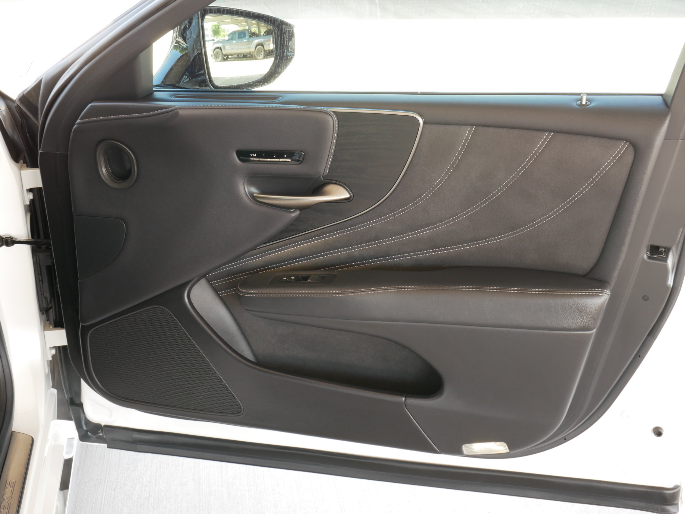 Used 2022 Lexus LS 500 w/ Accessory Package (Z1) RWD image 12