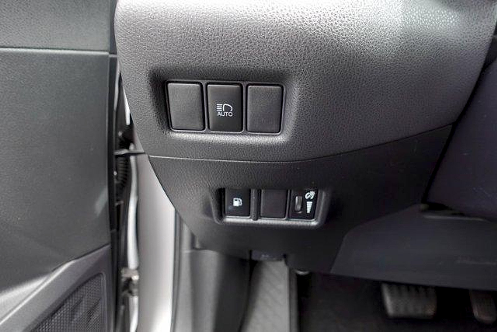 Certified 2019 Toyota C-HR XLE FWD image 12
