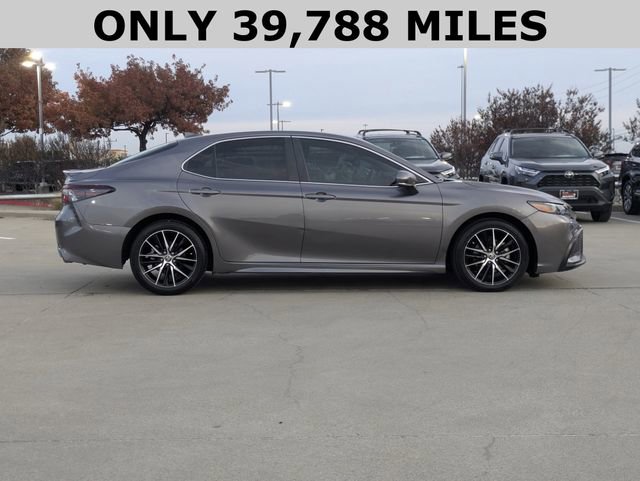 Used 2022 Toyota Camry SE image 4