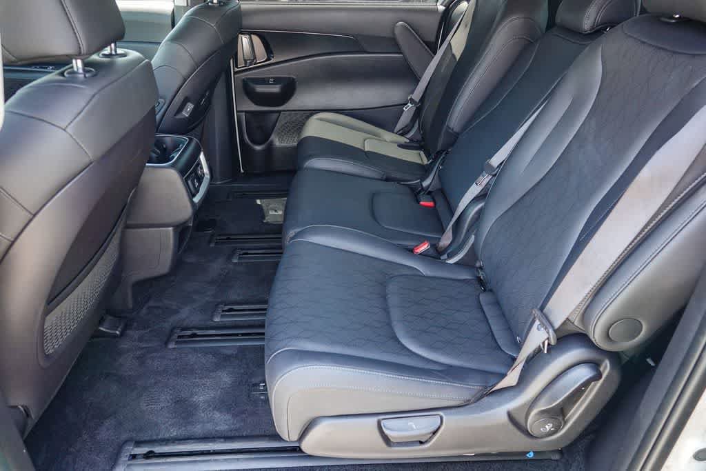 Certified 2025 Kia Carnival SX w/ SX Dark Edition Package FWD image 17