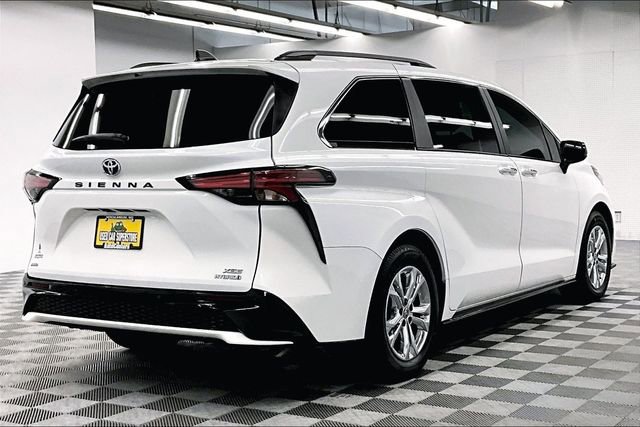 Used 2022 Toyota Sienna XSE image 13