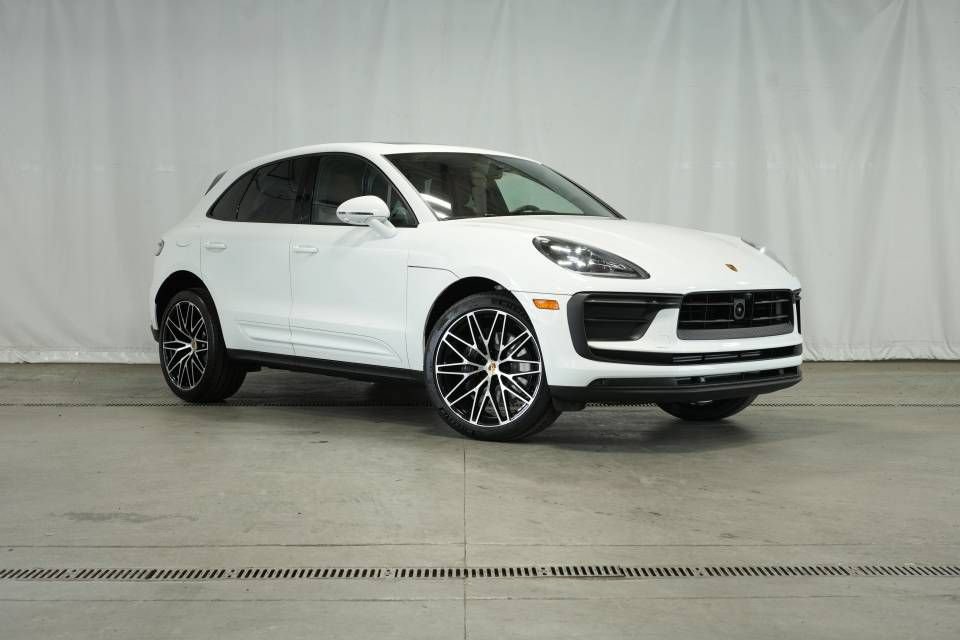 Certified 2025 Porsche Macan AWD/4WD image 9