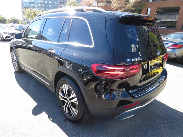 Used 2025 Mercedes-Benz GLB 250 4MATIC image 2
