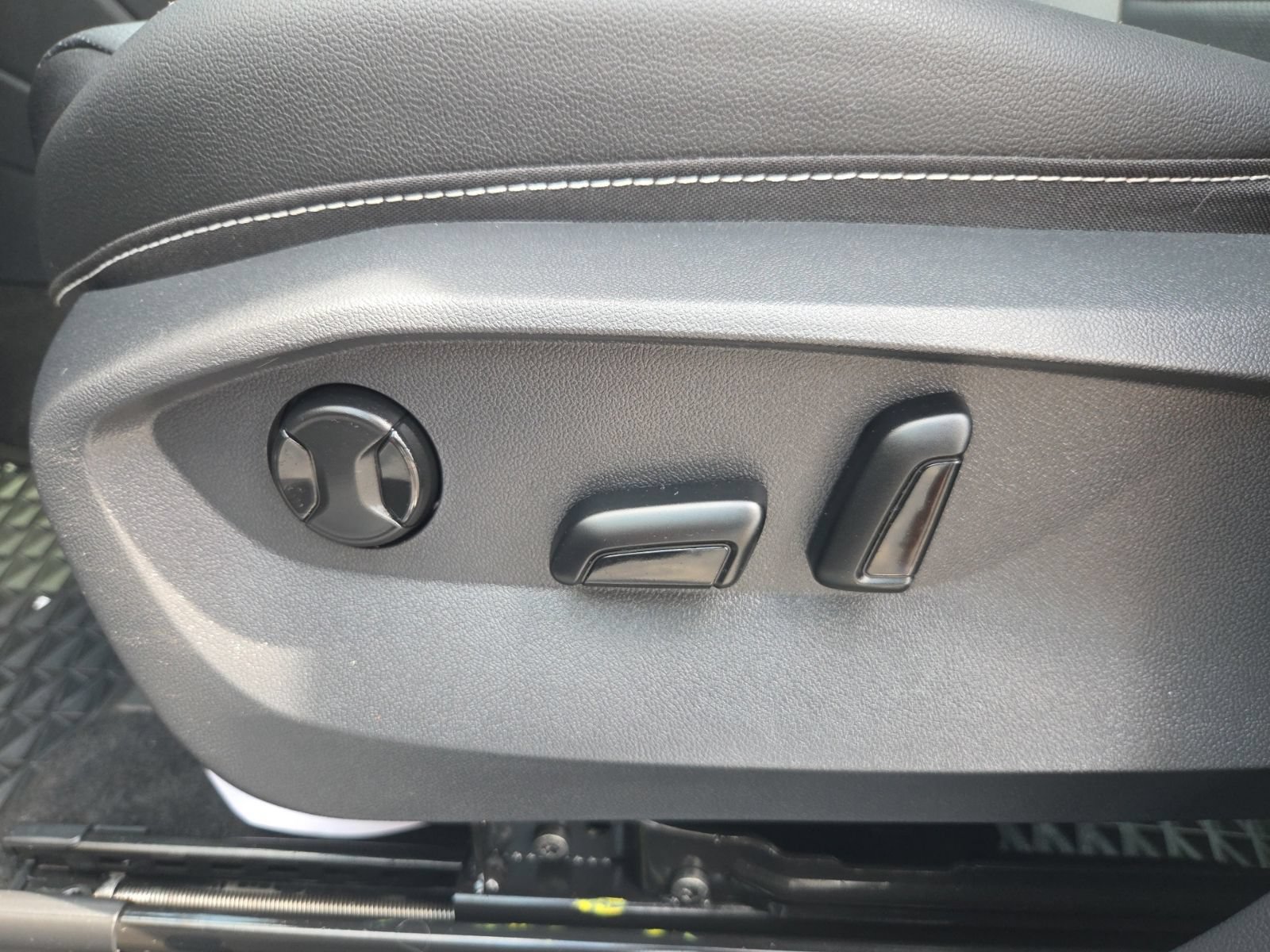 Certified 2023 Volkswagen Taos SEL AWD/4WD image 17