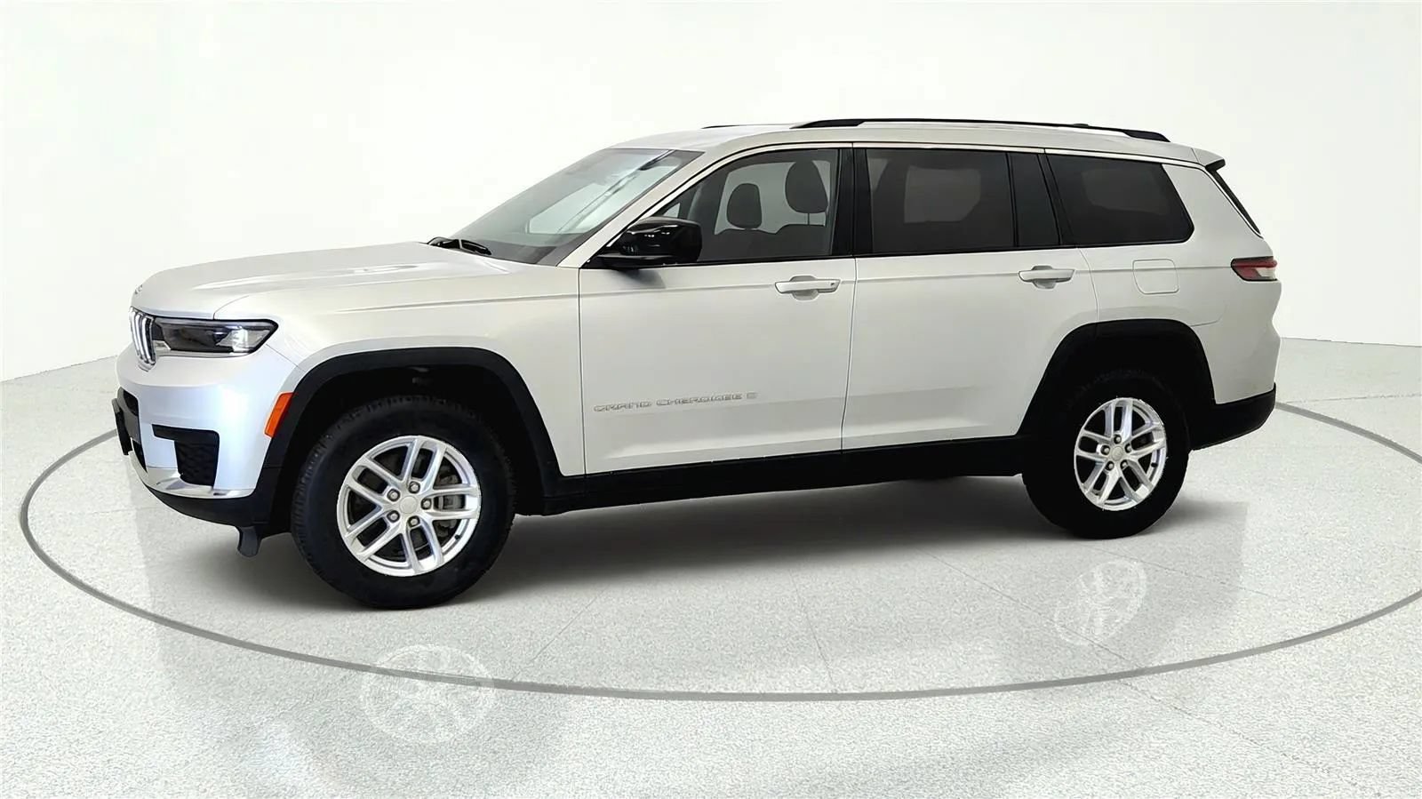 Used 2022 Jeep Grand Cherokee L Laredo w/ Luxury Tech Group I AWD/4WD image 3