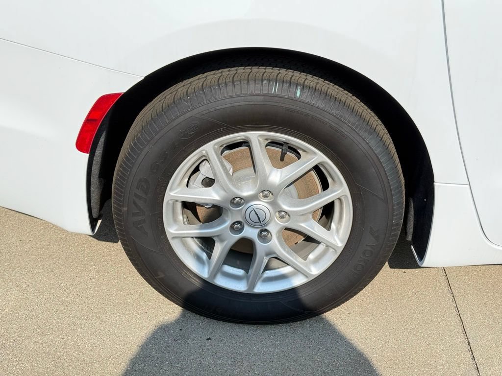 New 2025 Chrysler Pacifica Select FWD image 10