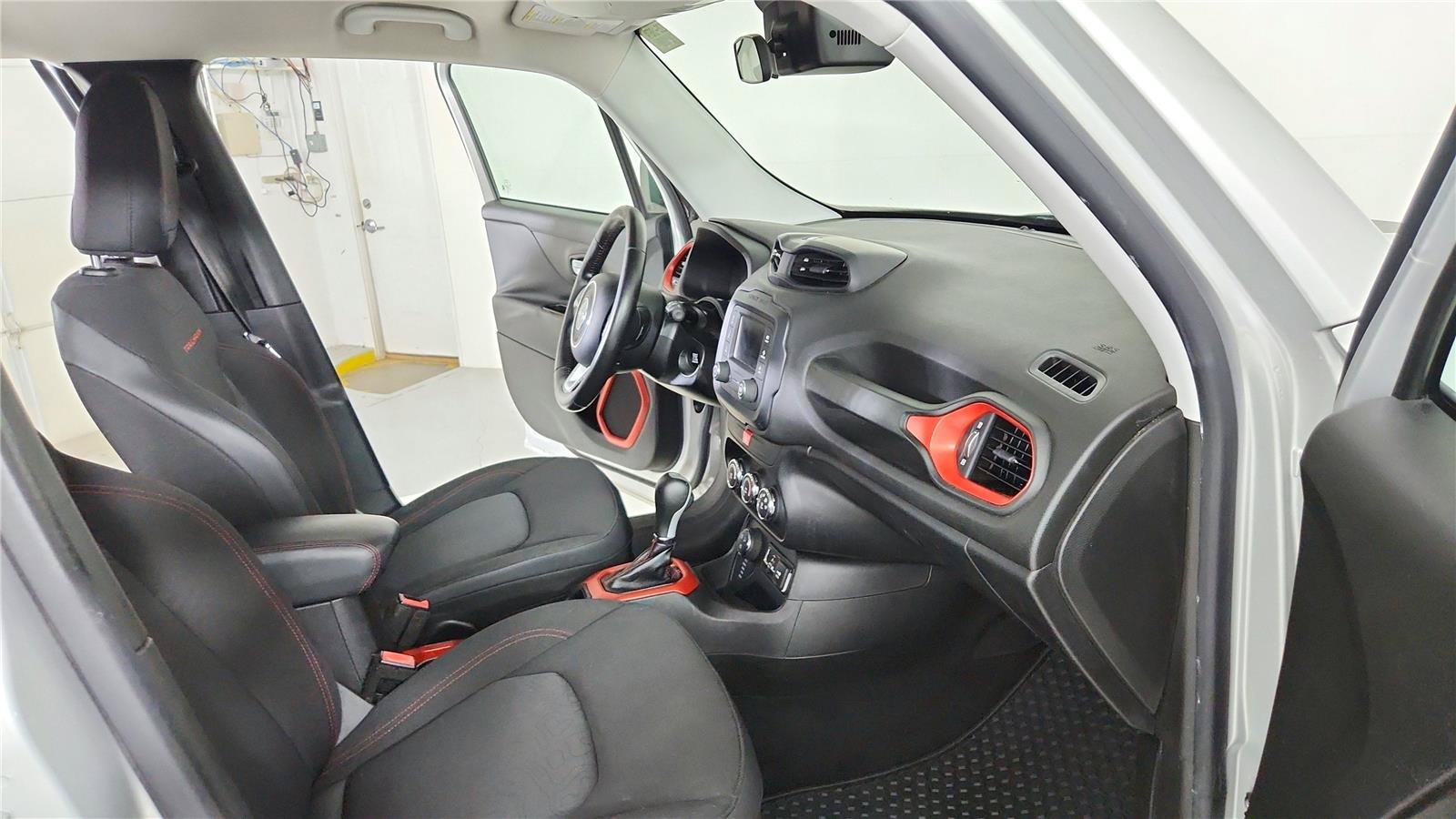 Used 2016 Jeep Renegade Trailhawk AWD/4WD image 27