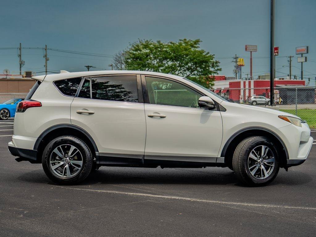 Used 2018 Toyota RAV4 XLE FWD image 2