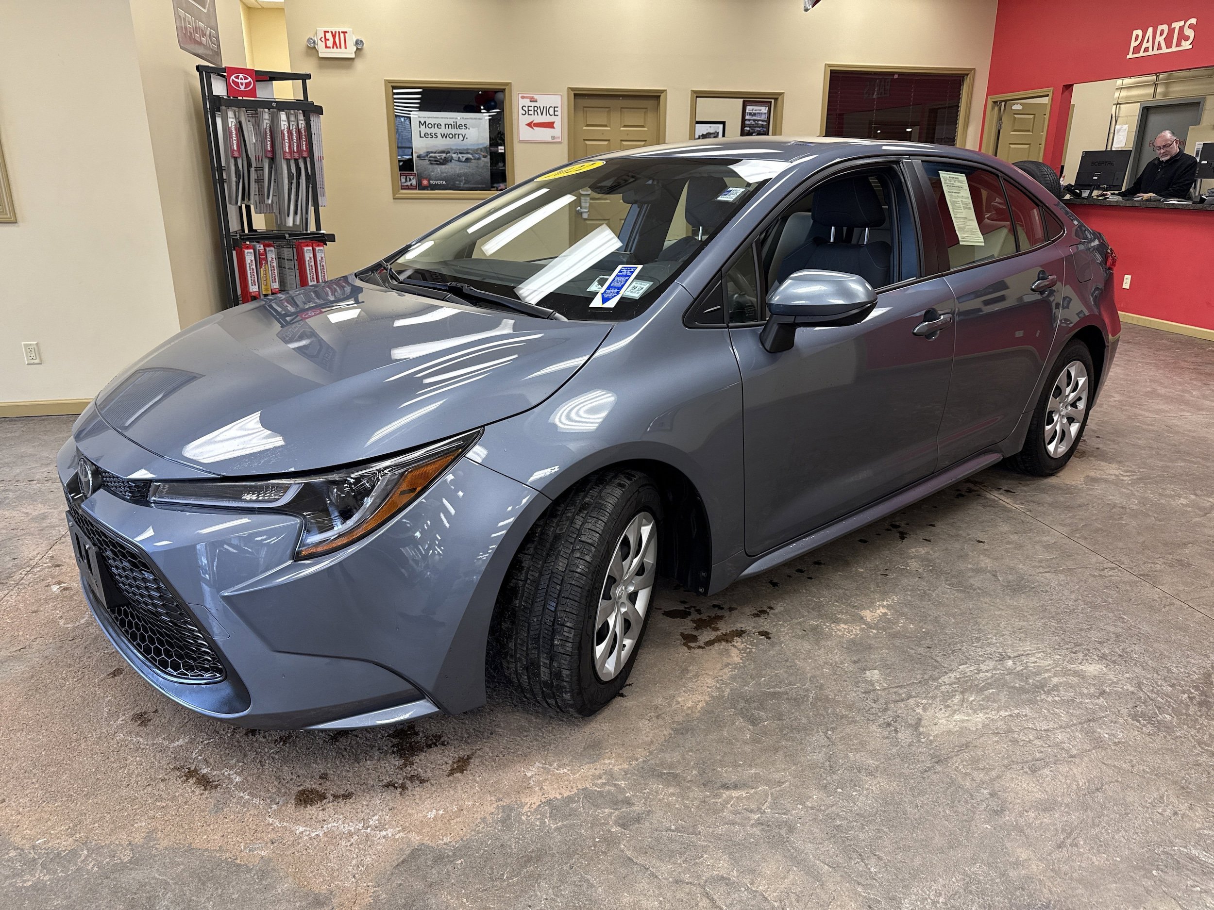 Used 2022 Toyota Corolla LE FWD image 3