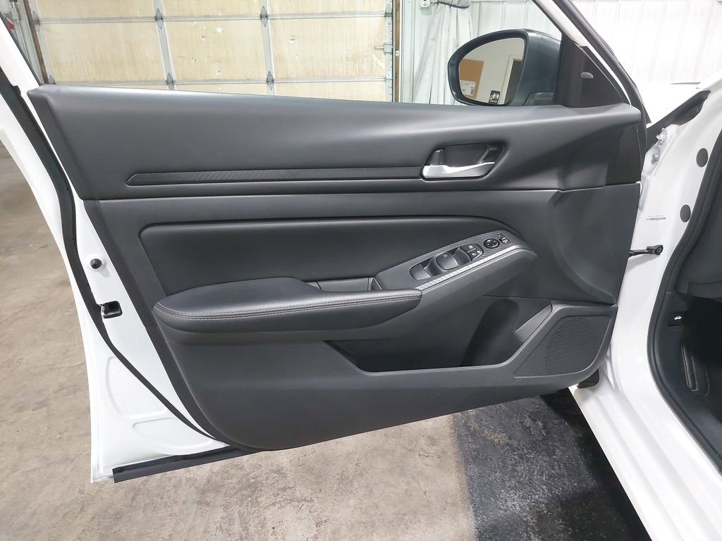 Used 2025 Nissan Altima 2.5 SV FWD image 27
