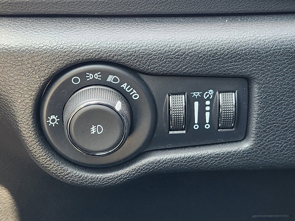 Used 2025 Chrysler Pacifica Select image 24