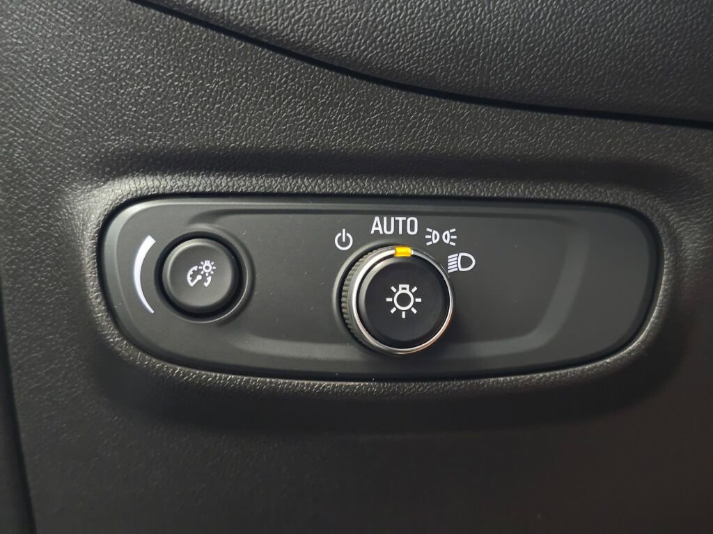 Used 2020 Chevrolet Equinox LS image 36