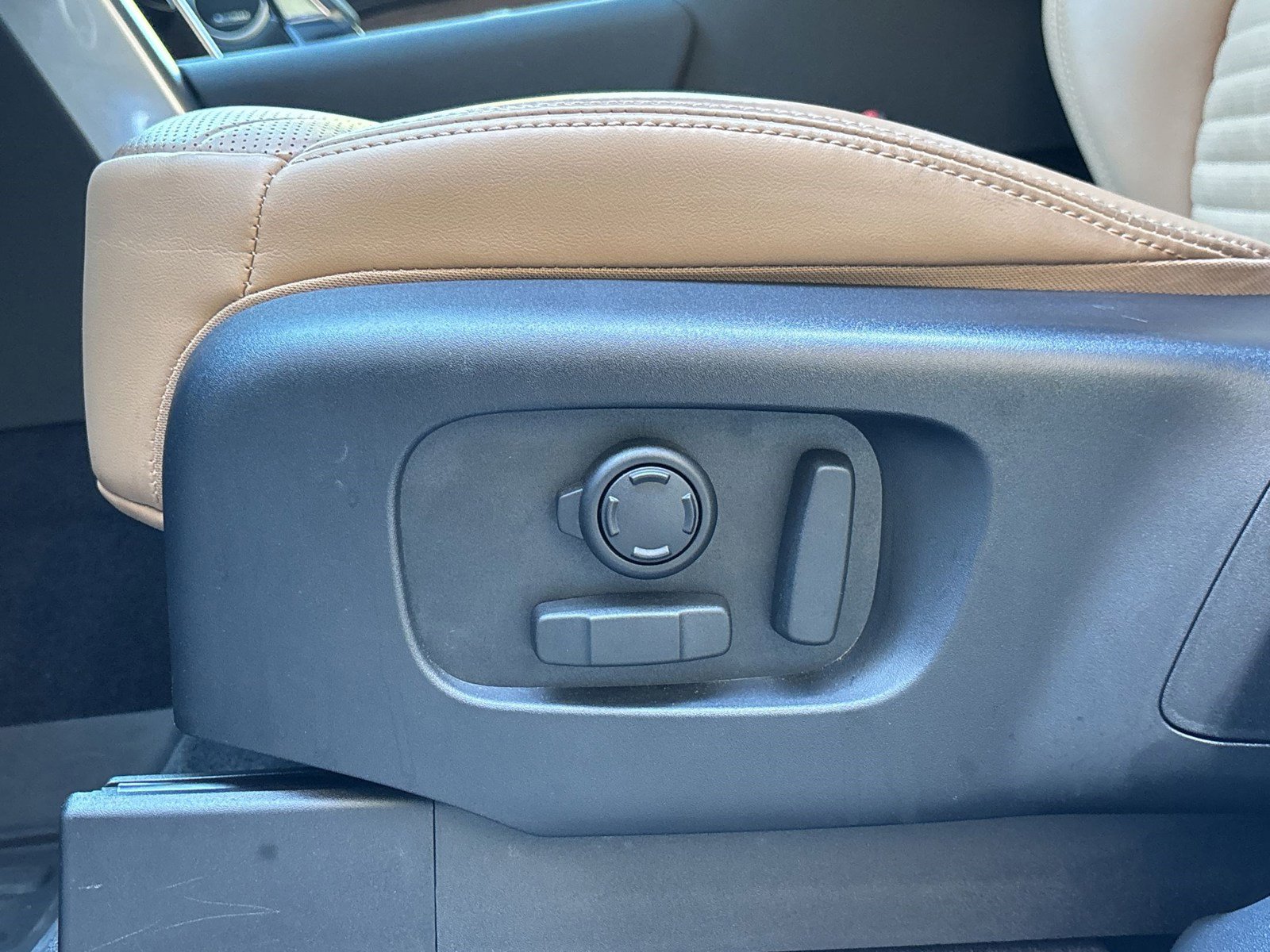 Certified 2024 Land Rover Discovery Dynamic SE image 14