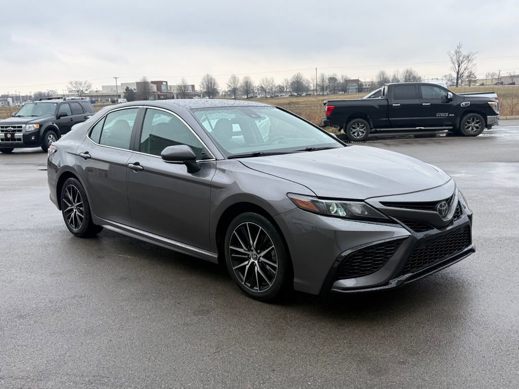 Used 2024 Toyota Camry SE image 2
