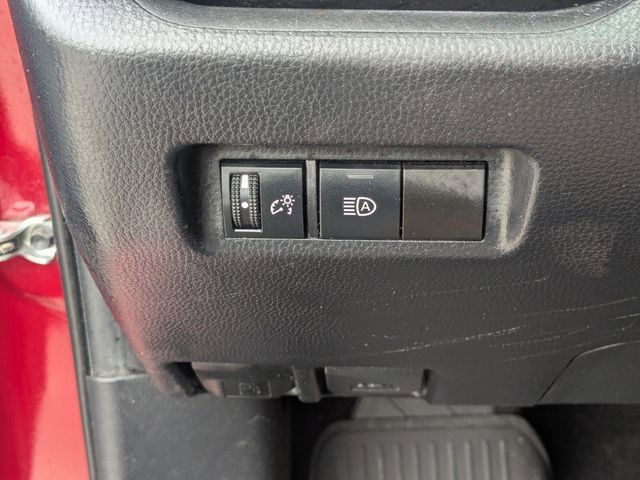 Used 2019 Toyota RAV4 LE FWD image 16