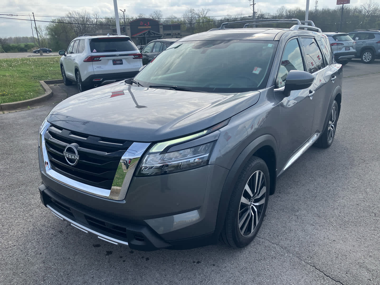 Used 2023 Nissan Pathfinder Platinum w/ Cargo Package image 3