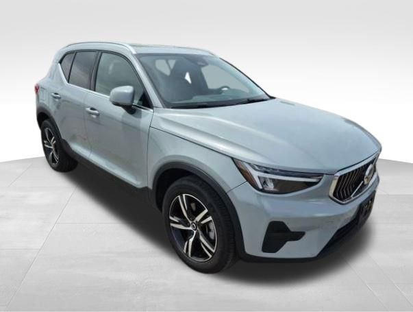 Used 2025 Volvo XC40 B5 Core AWD/4WD image 4