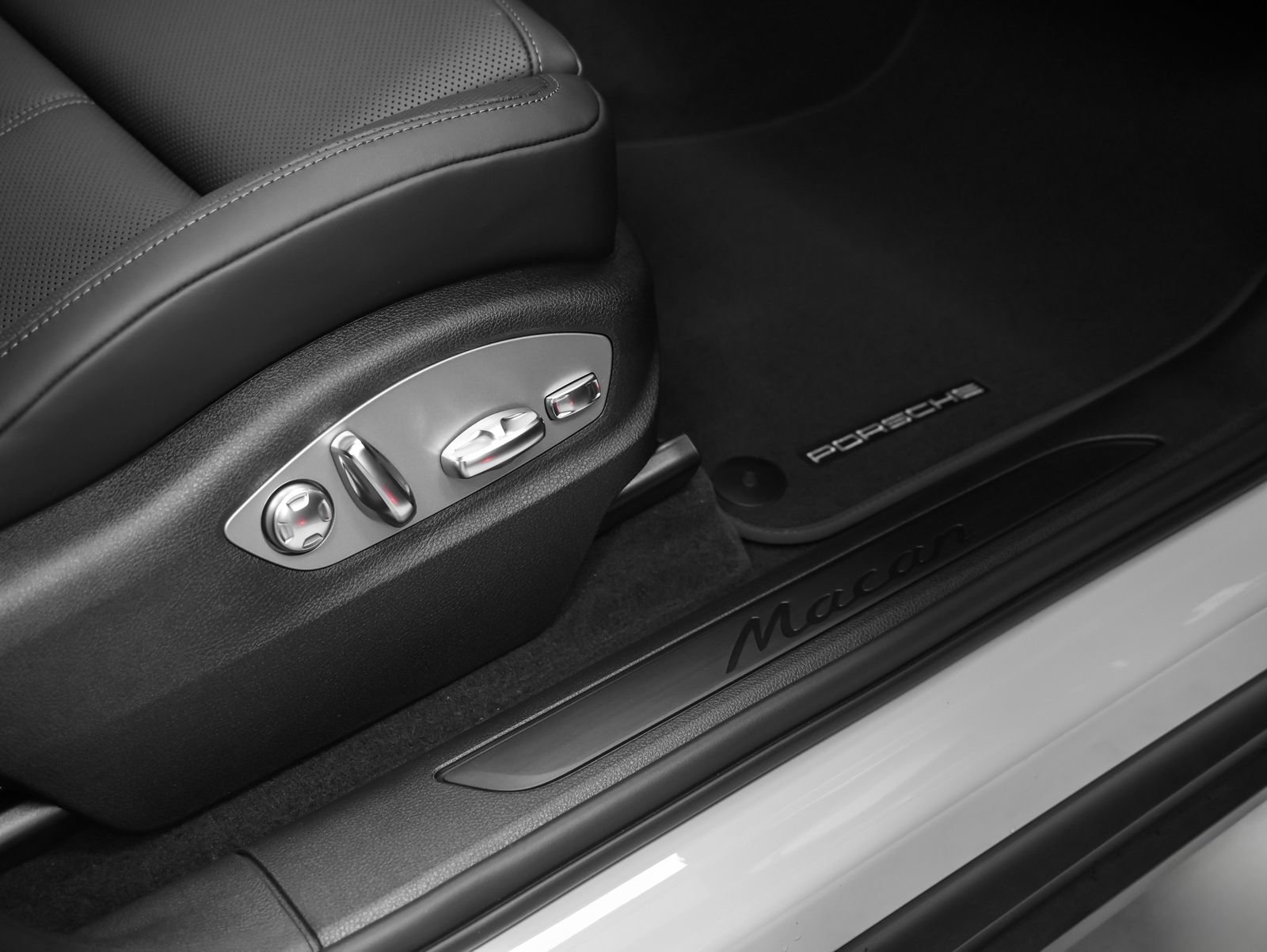 New 2026 Porsche Macan AWD/4WD image 19
