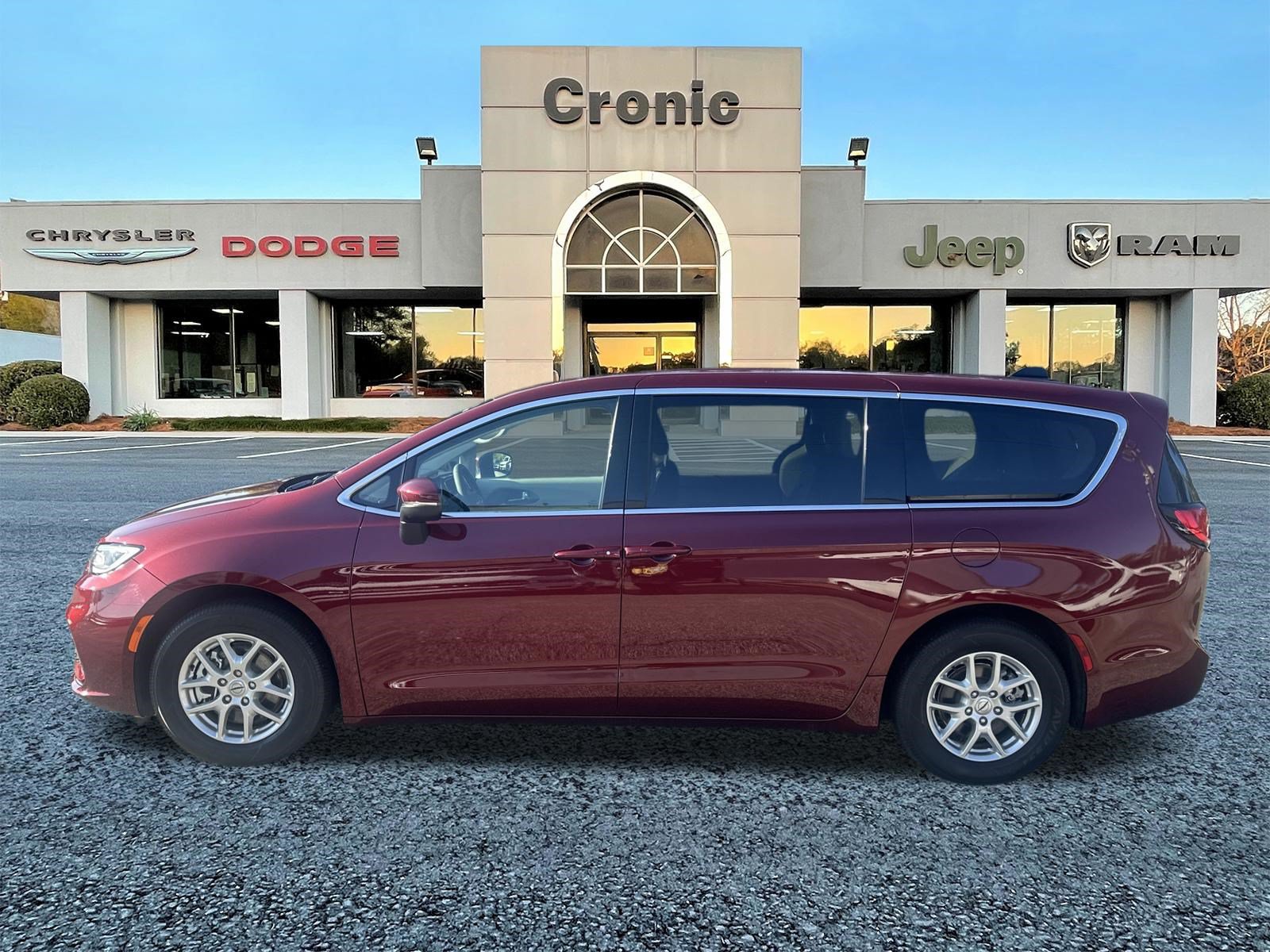 Used 2023 Chrysler Pacifica Touring-L FWD image 6