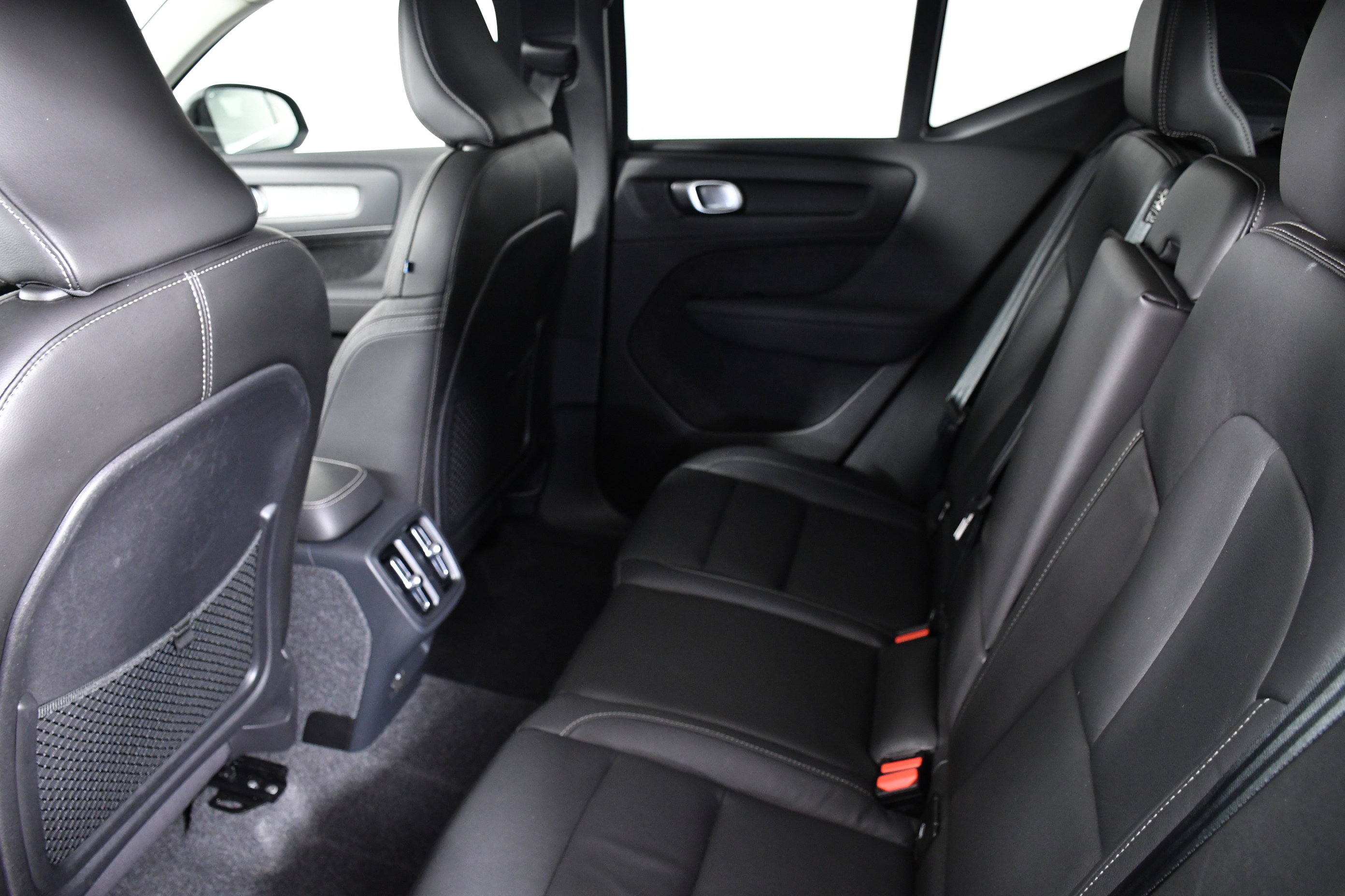 Used 2025 Volvo XC40 B5 Plus image 22