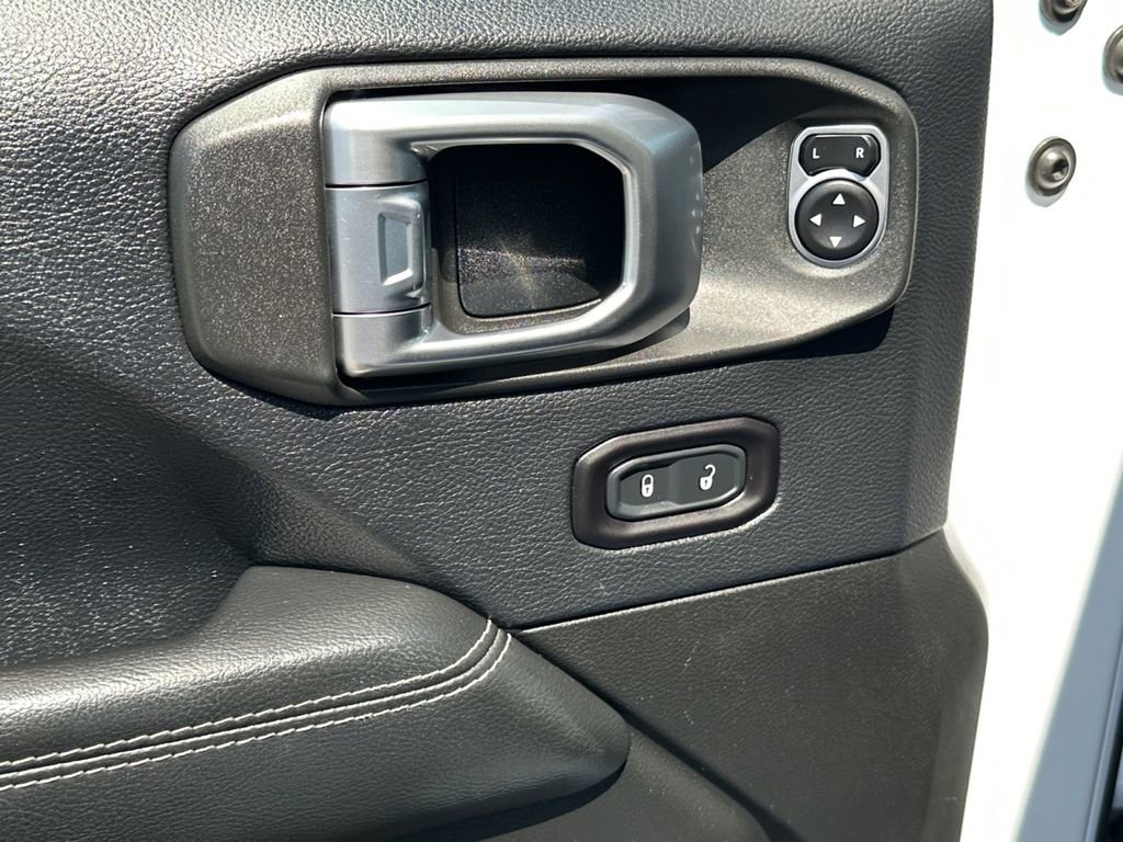 Used 2018 Jeep Wrangler Unlimited Sahara w/ Dual Top Group AWD/4WD image 18