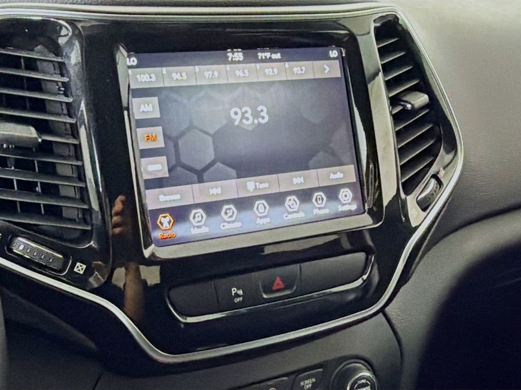 Used 2019 Jeep Cherokee Limited image 16