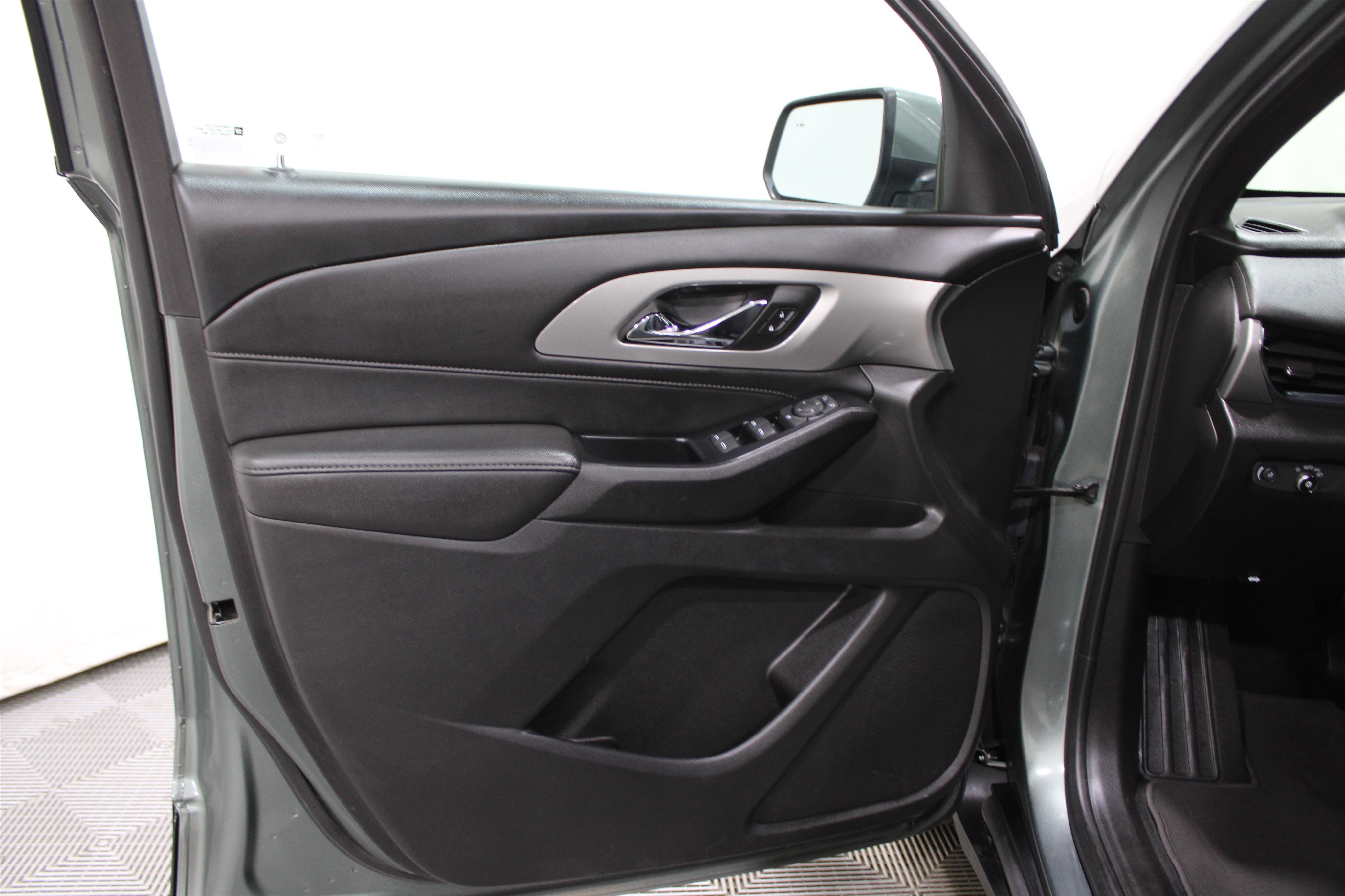 Used 2023 Chevrolet Traverse LT image 6