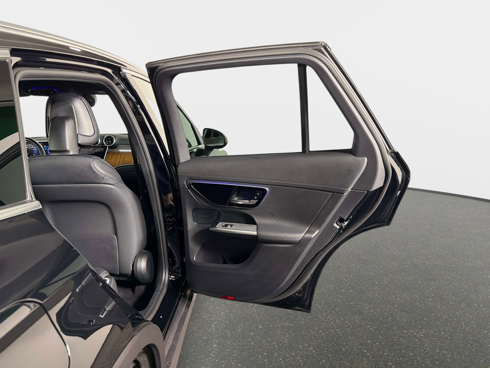 Used 2025 Mercedes-Benz GLC 300 4MATIC image 26