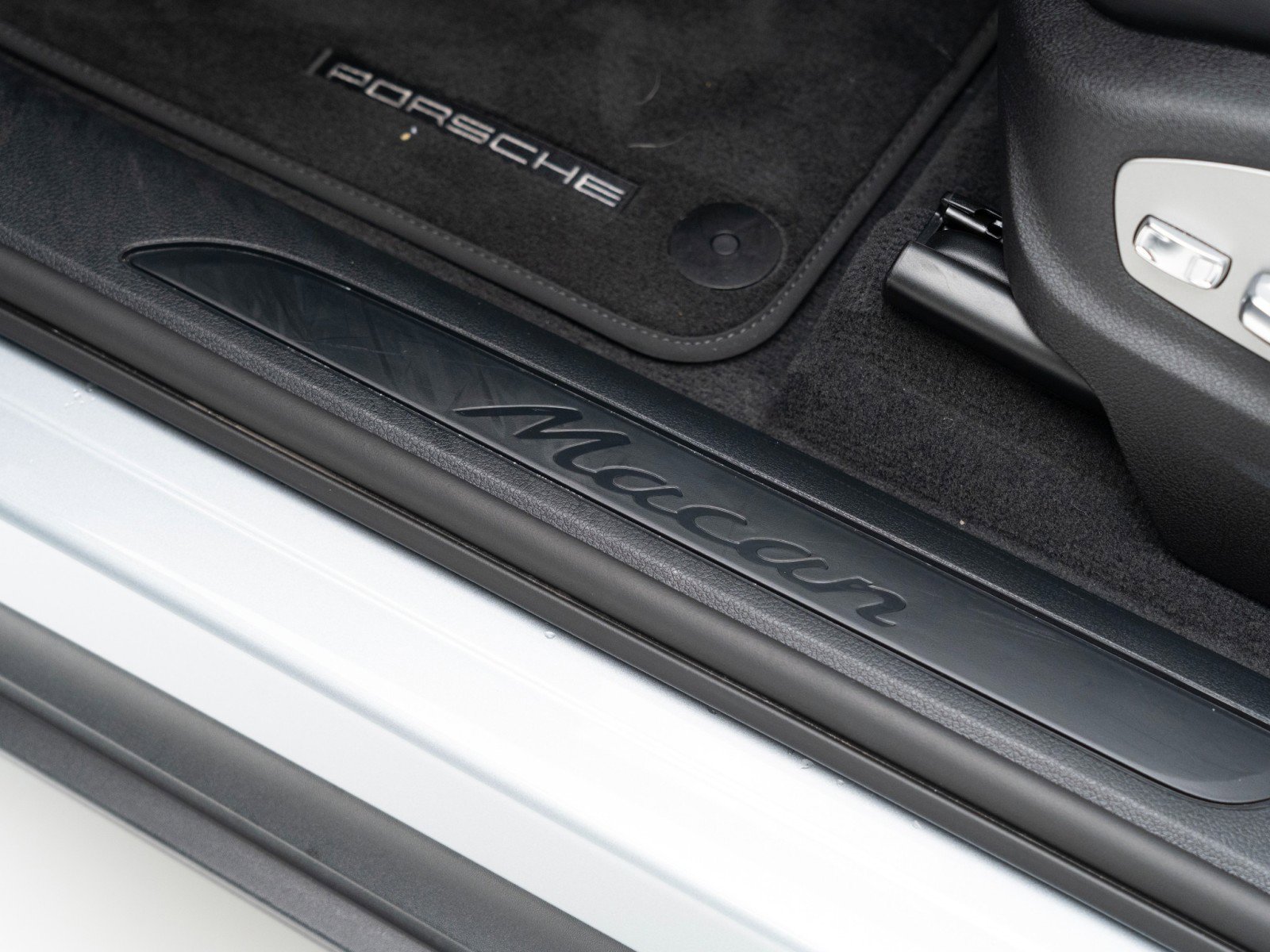 Certified 2025 Porsche Macan AWD/4WD image 14