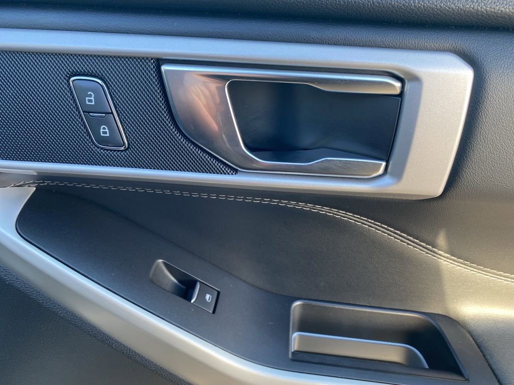 Used 2022 Ford Explorer XLT w/ Equipment Group 202A image 13