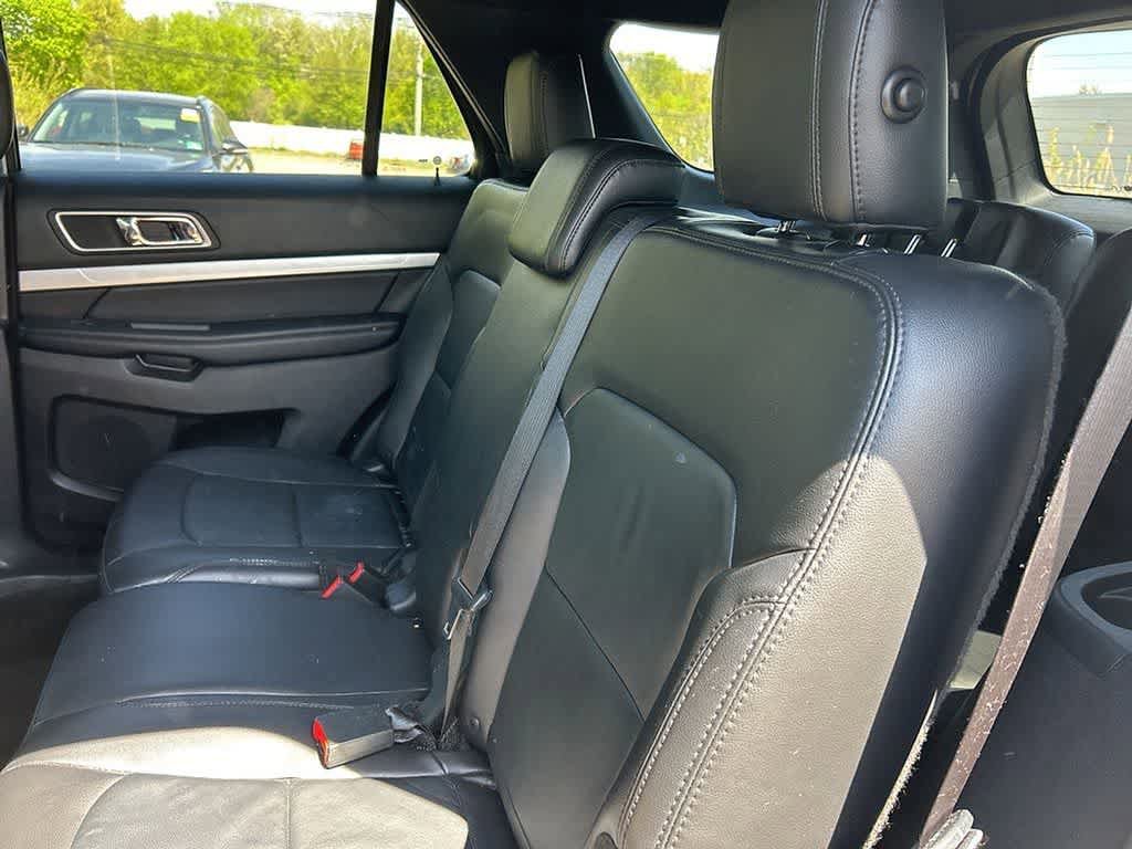 Used 2017 Ford Explorer XLT w/ Equipment Group 202A AWD/4WD image 14