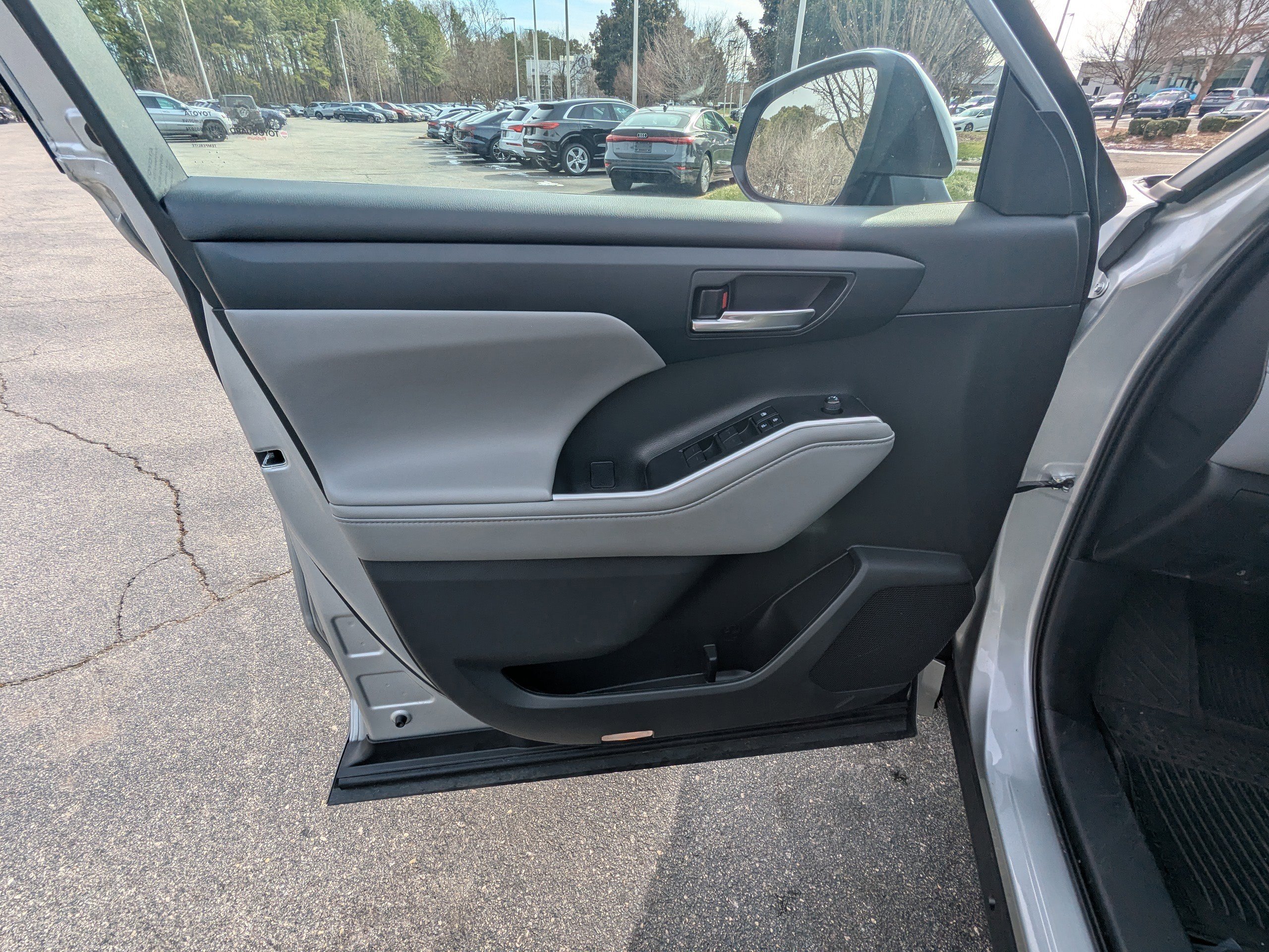 Used 2023 Toyota Highlander XLE image 18