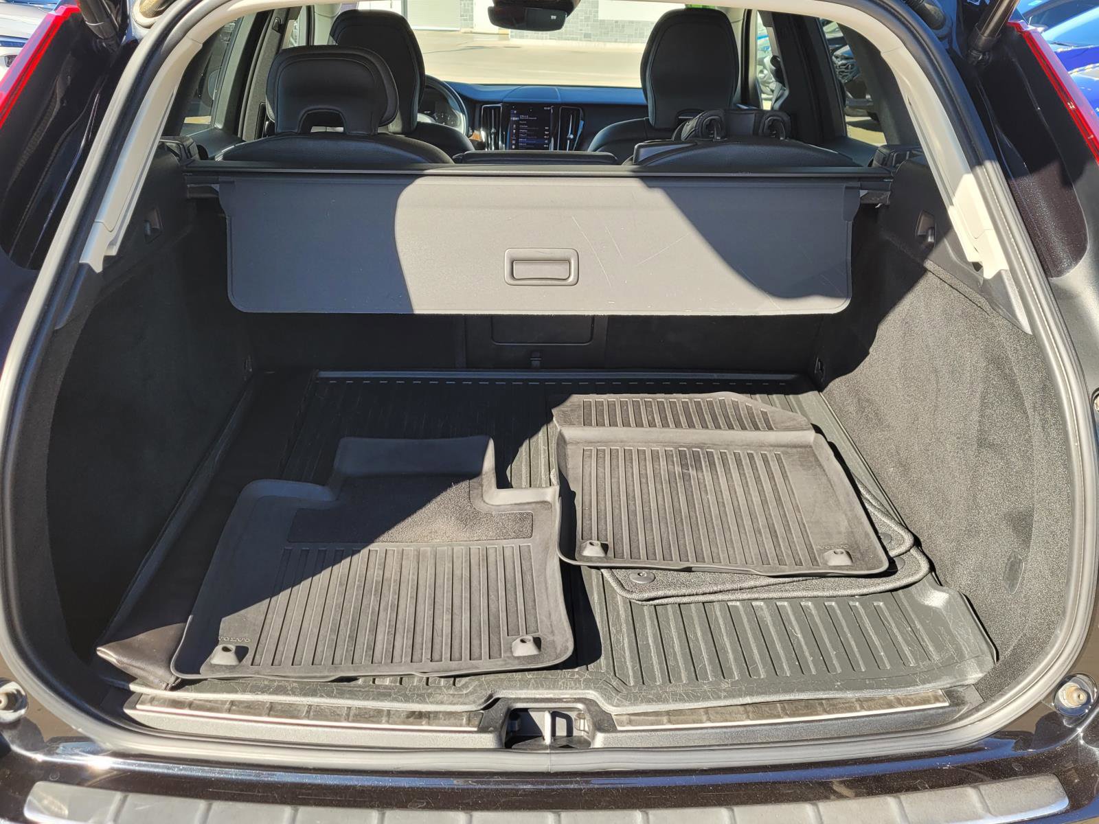 Used 2021 Volvo XC60 T6 Momentum w/ Premium Package image 19