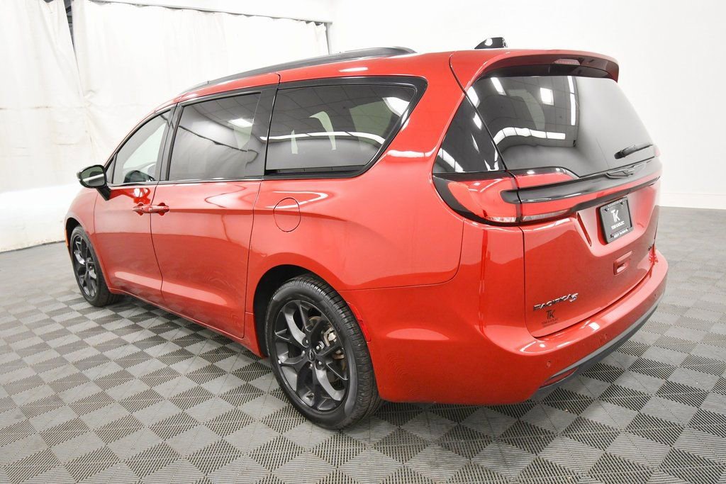 Used 2025 Chrysler Pacifica Limited image 5