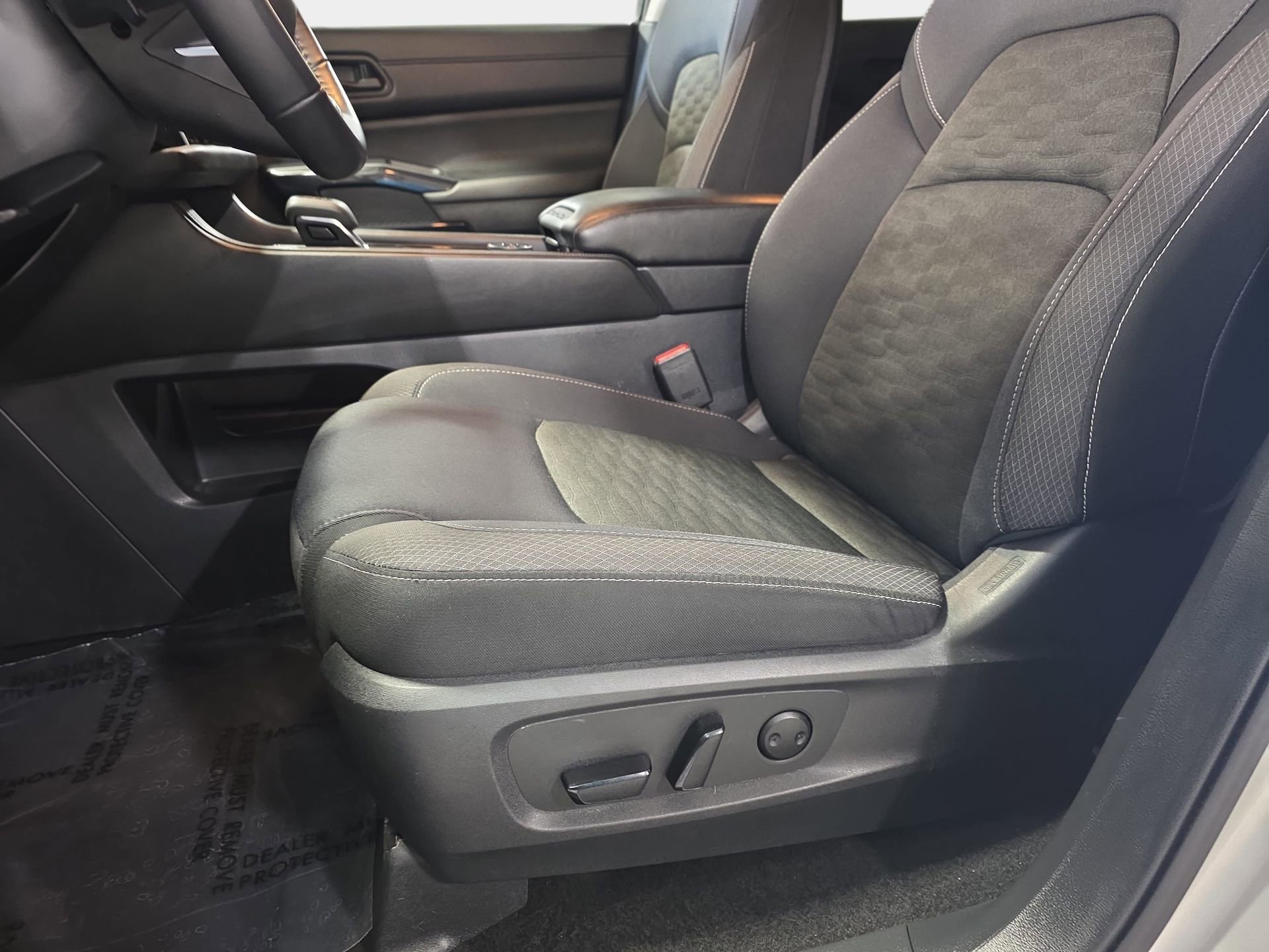 Used 2025 Nissan Pathfinder SV image 27