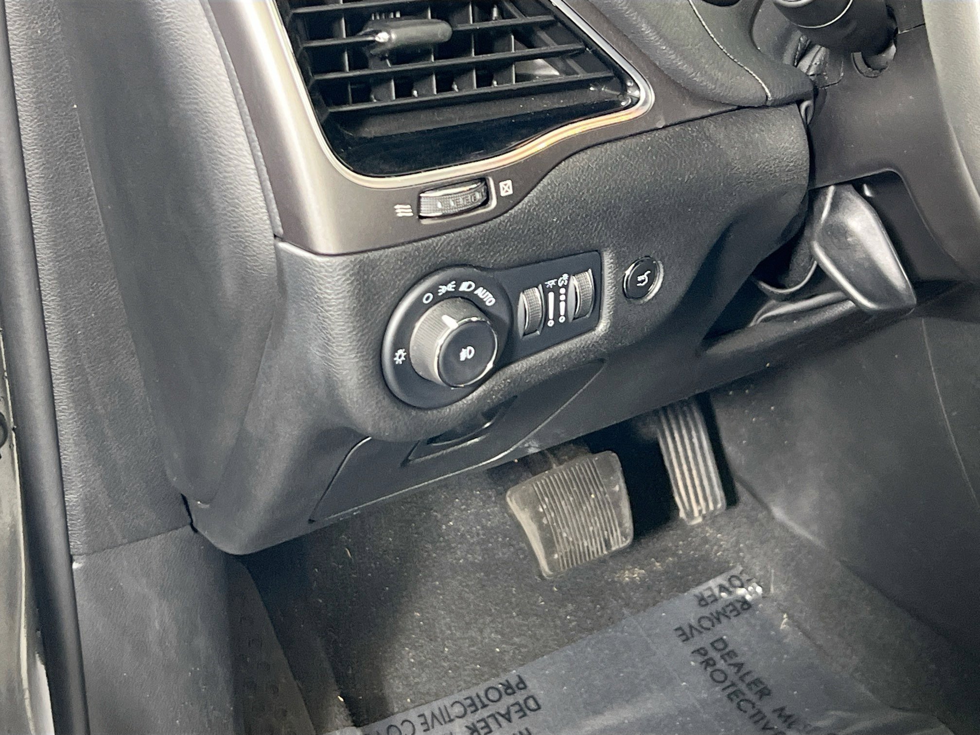 Used 2022 Jeep Cherokee Limited image 10