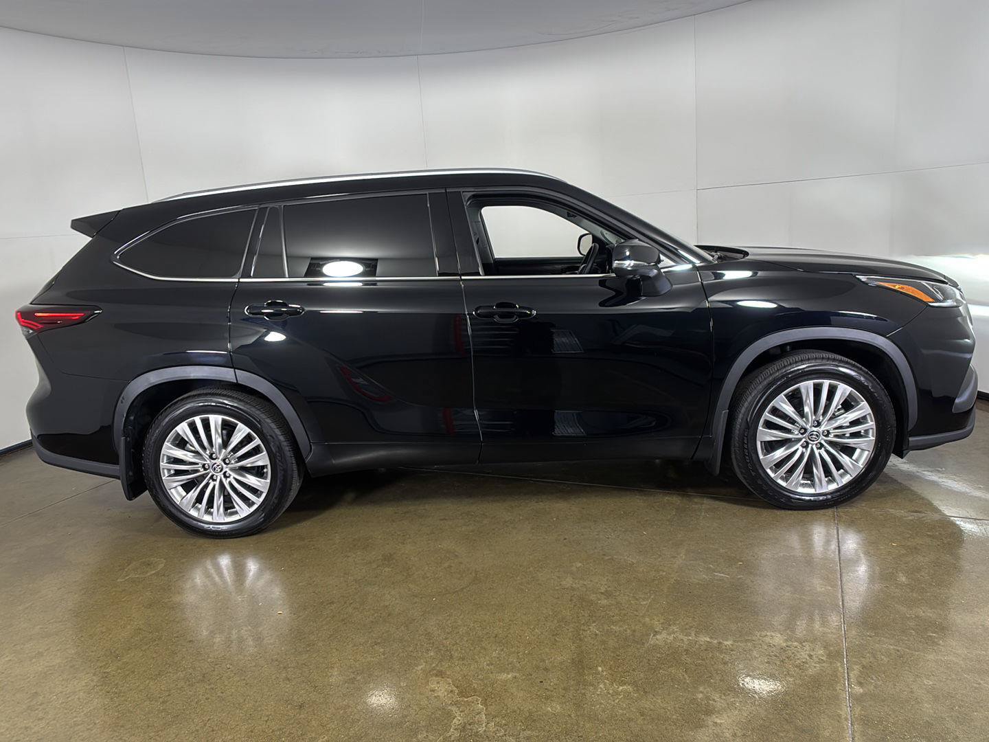 Used 2025 Toyota Highlander Platinum AWD/4WD image 8