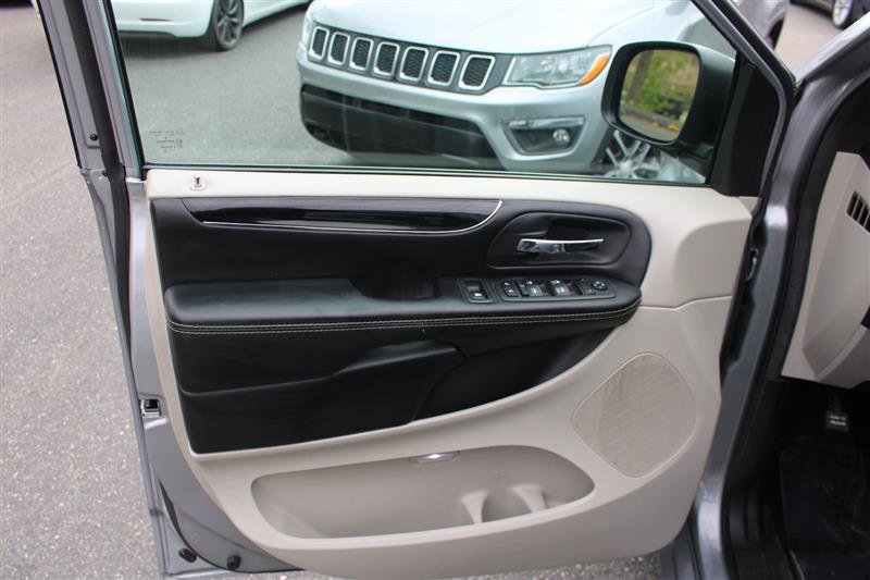 Used 2020 Dodge Grand Caravan SXT image 16