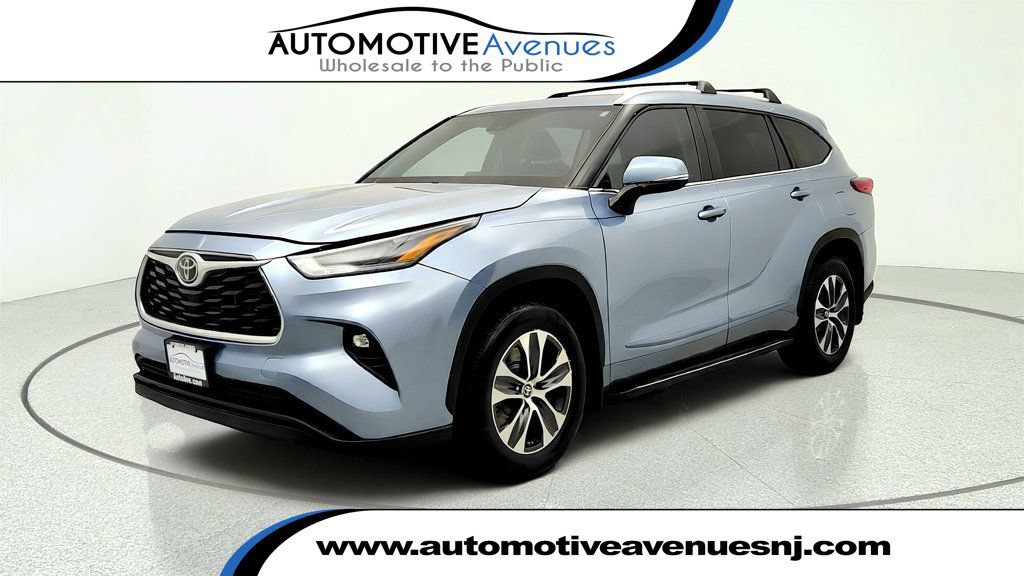Used 2023 Toyota Highlander XLE AWD/4WD image 1