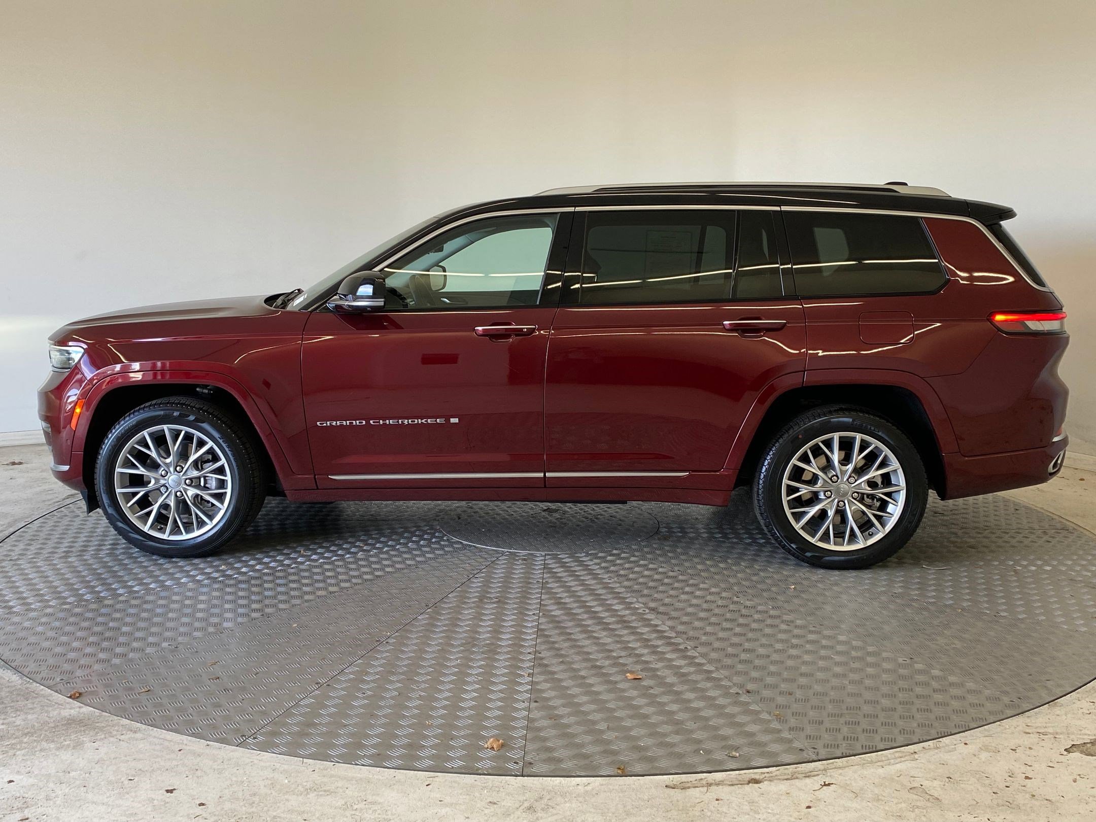 Used 2022 Jeep Grand Cherokee L Summit w/ Advanced Protech Group IV image 2