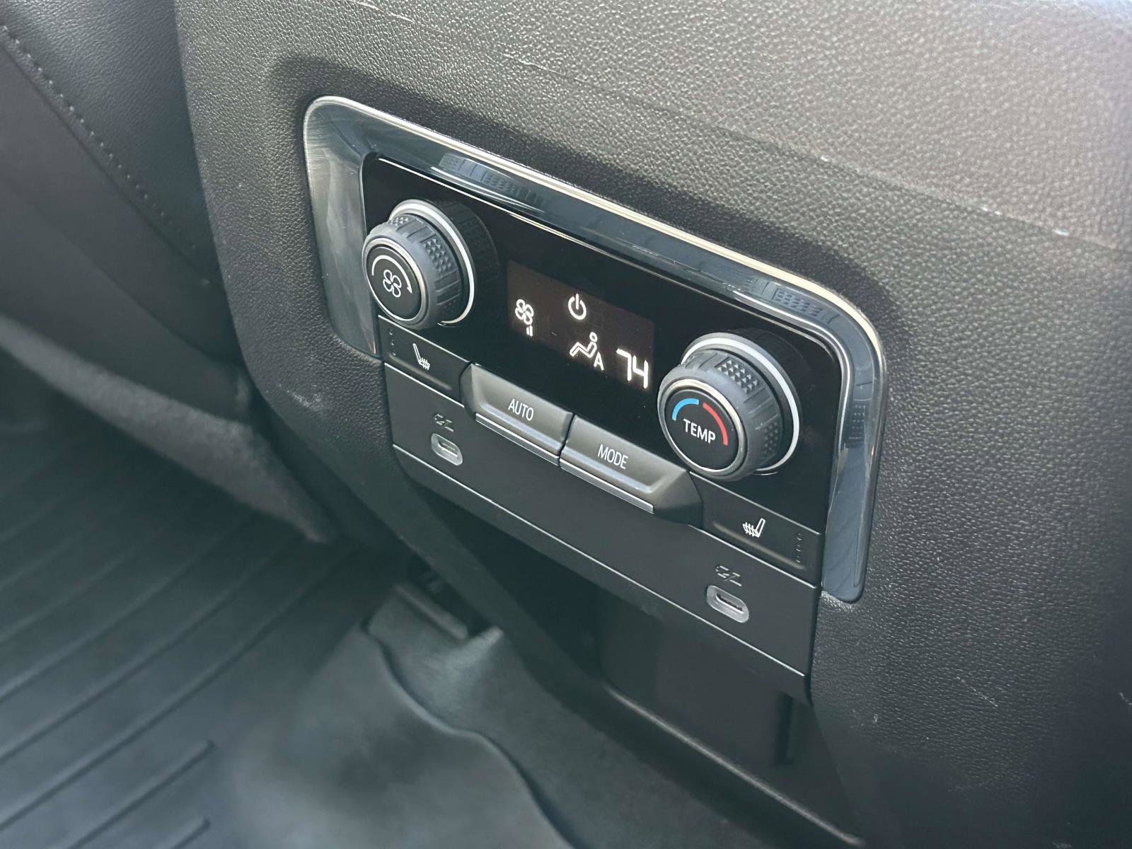 Used 2022 Chevrolet Suburban Z71 w/ Luxury Package image 16